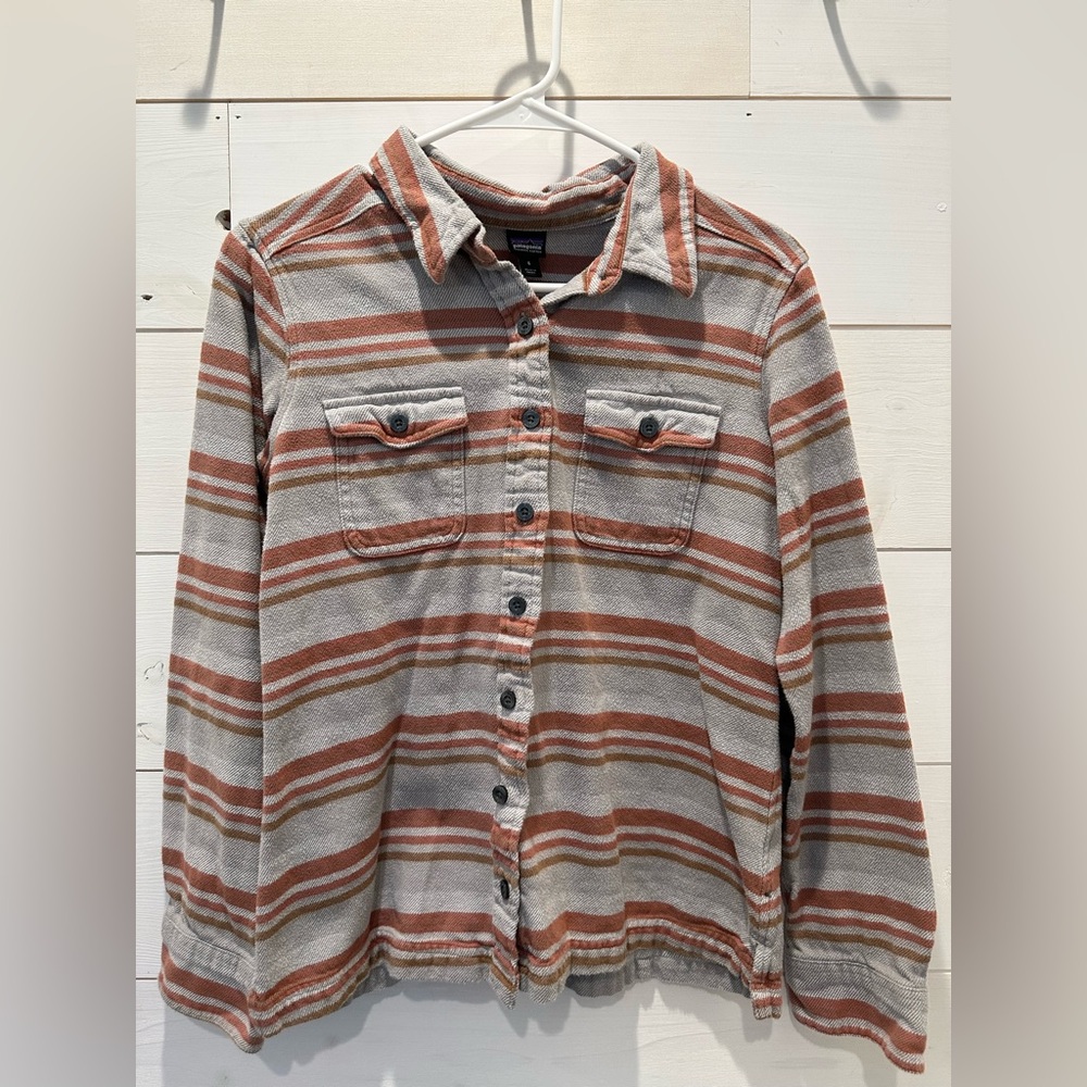 Patagonia Women’s Fjord Flannel, Size 6